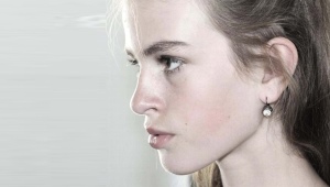 French lock earrings