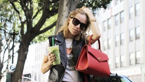 What to wear a red bag with?