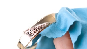 How to clean jewelry from darkening?