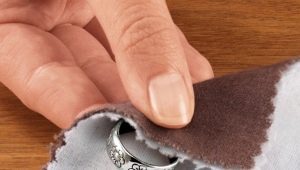 How to clean silver with soda?