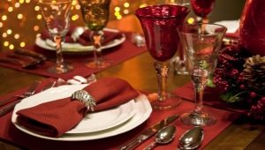 How to fold fabric napkins for table setting?