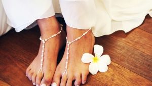 We choose the design of a white pedicure with rhinestones