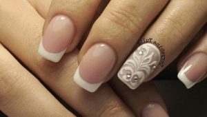 White jacket with a pattern on nails: original ideas and relevance