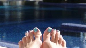 Turquoise pedicure: original ideas and design tips