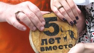 What to give her husband for a wooden wedding?