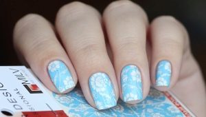 Fashionable ideas for combining blue and white colors in a manicure