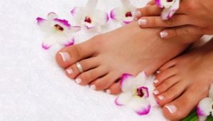 Browse popular pedicure shades and eye-catching color schemes