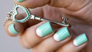The combination of white and turquoise colors in a manicure