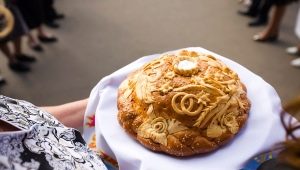 How to decorate a wedding loaf in an original way?