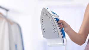 Steaming: devices and methods for ironing clothes