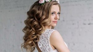 Making hairstyles with false hair