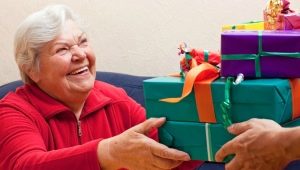 What to give an elderly person a birthday?