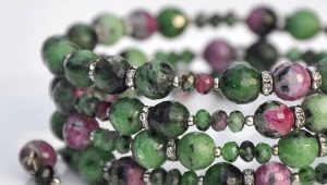 Zoisite: what does it look like and where is it mined?