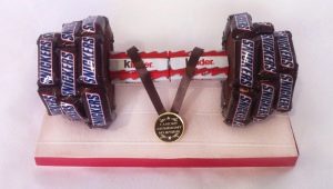 How to make a gift for your husband on New Year’s hands?