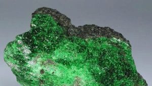 Varieties of uvarovit and its properties