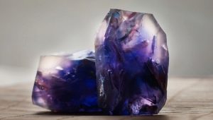 Purple and lilac stones: types, application and to whom are they suitable?