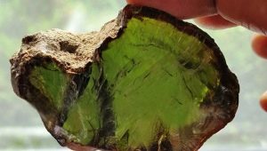 Green amber: what is it, properties, choice and care