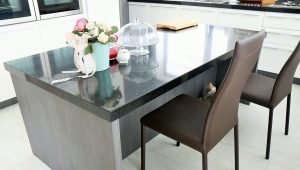 Kitchen tables made of artificial and natural stone