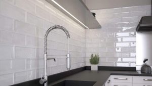 Tile boar on the apron of the kitchen: selection and installation