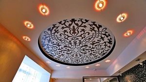 Ceilings with a pattern in the hall: beautiful examples