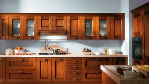 Solid wood facades for the kitchen: characteristics, varieties and secrets of care