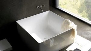 Square bathtubs: materials, sizes and choices