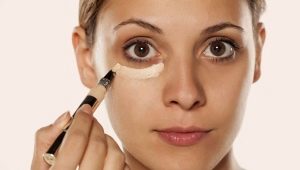 How to mask bags under the eyes with cosmetics?