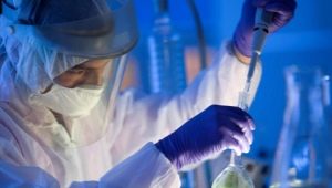 Who is a forensic expert and what does he do?