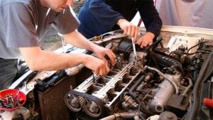 Who is a minder and what does he do?