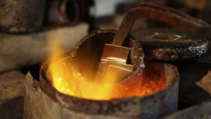 What is a jewelry alloy and where is it used?