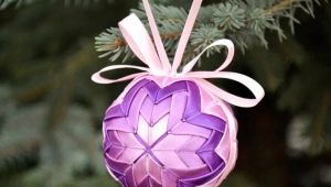 Making Christmas balls using the kanzashi technique