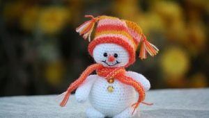 How to tie a snowman amigurumi?