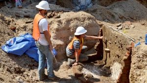 Who is an archaeologist and what does he do?