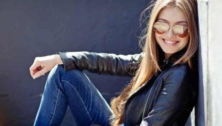 Short women's leather jacket