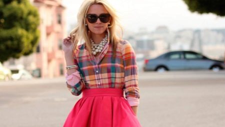 What to wear with a plaid shirt?