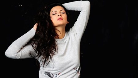 What to wear a sweatshirt with?