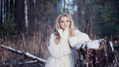 Biały płaszcz z norek