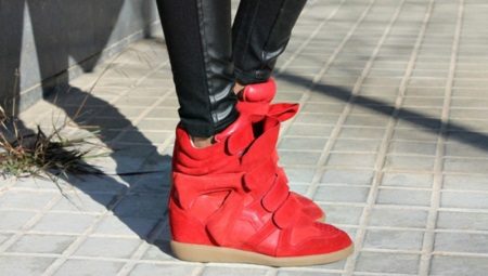 What to wear sneakers with?