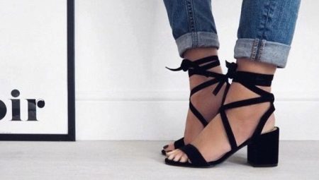 Low heeled sandals