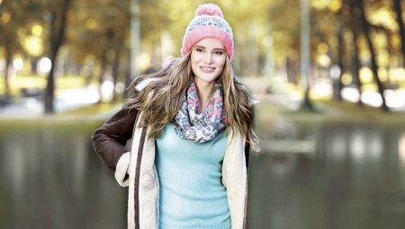 How to tie a scarf on clothes with a hood?