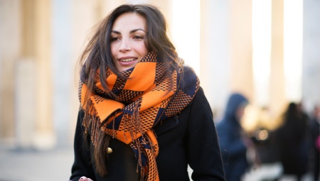 How to tie a winter scarf?