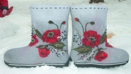 Women's boots with rubber soles