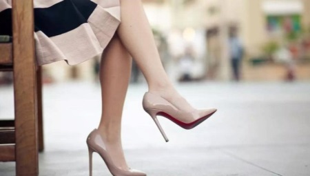 Beige patent leather high heel shoes