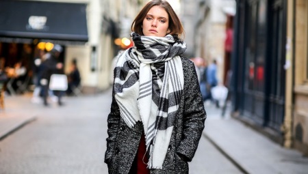 Two-tone scarf
