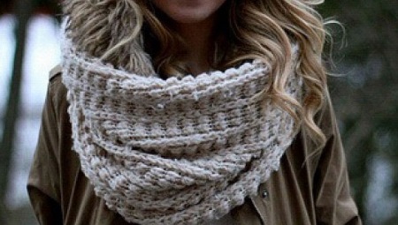 How to tie a knitted scarf?