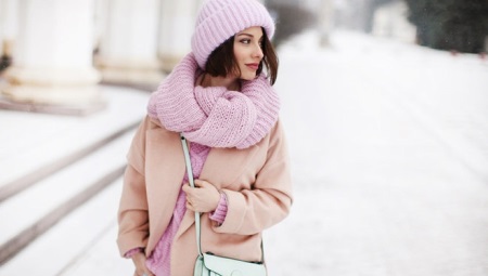 What to wear with a pink scarf?
