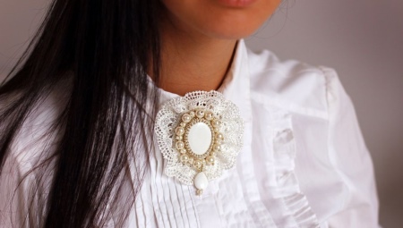 Broscher med natursten