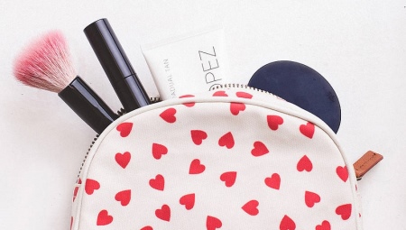 What should be in the makeup bag?