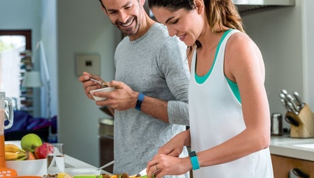 Fitness náramek s monitorem srdeční frekvence a měřením tlaku