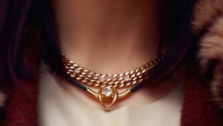 Rubber chain with gold accents